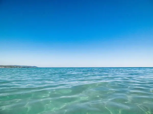 Letní Den Modrá Tyrhénská Mořská Voda Pozadí Modré Oblohy Koncept — Stock fotografie