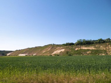 Maden bölgesindeki çakıl ocağı. Kuzey Polonya. Gökyüzündeki boşluğu kopyala. Doğal çevre keşfi kavramı.