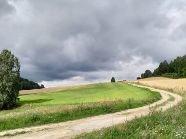 Kuzey Polonya 'daki Kashubia' nın şaşırtıcı manzarası. Seyahat ve keşif konsepti. Kashubia Polonya 'da popüler bir turistik bölgedir..