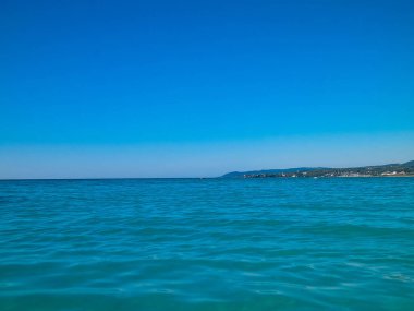 Vada, İtalya 'nın deniz ve kıyıları. Şeffaf, turkuaz su ve beyaz kum. Seyahat ve doğa kavramı.