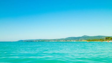 Vada, İtalya 'nın deniz ve kıyıları. Şeffaf, turkuaz su ve beyaz kum. Seyahat ve doğa kavramı.