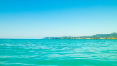 İtalya, Vada 'da sahil ve sahil. Yaz gününde, Tırren Denizi 'nin şeffaf, turkuaz suyu. Seyahat ve doğa kavramı.