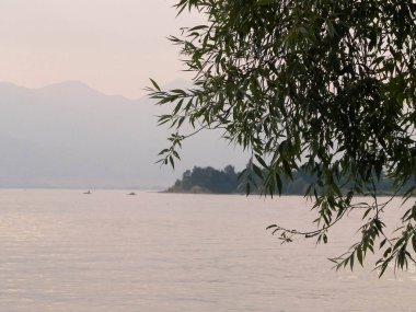 Ochrid gölü suyu, doğa arka planı olarak kullanılıyor. Doğa ve seyahat kavramı.