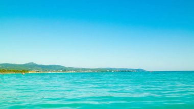 İtalya, Vada 'da sahil ve sahil. Yaz gününde, Tırren Denizi 'nin şeffaf, turkuaz suyu. Seyahat ve doğa kavramı.