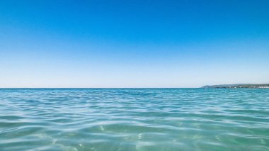 Yaz günü, mavi, mavi gökyüzü arka planında Tyrhenian deniz suyu. Tatiller ve doğa konsepti. Boşluğu kopyala.