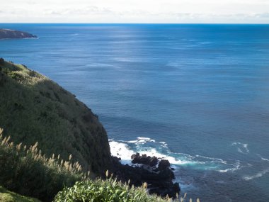 Sao Miguel 'in sahil kayalıkları, Azores adaları. Doğanın güzelliği, boşluğu mavi gökyüzünde kopyala.