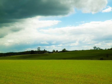 Kashubia bölgesindeki yeşil alanlar, Kuzey Polonya. Bulutlu bir gün, seyahat ve doğa konsepti.