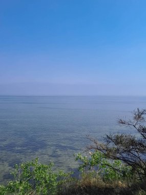 Baltık Denizi 'nin Güzelliği. Kristal su. Kuzey Polonya. Puck Bay 'de. Boşluğu mavi gökyüzünde kopyala.