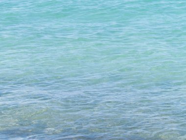 Tyrrenian denizinin şeffaf, turkuaz sularının doğal arka planı. Boşluğu kopyala.