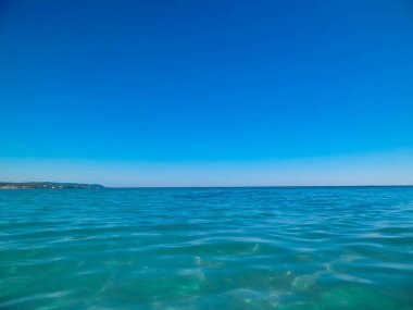 Yaz günü, mavi, mavi gökyüzü arka planında Tyrhenian deniz suyu. Tatiller ve doğa konsepti. Boşluğu kopyala.