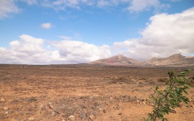 Çöl ve dağlar Lanzarote adasının tipik bir manzarasıdır. Kanarya Adaları takımadaları.