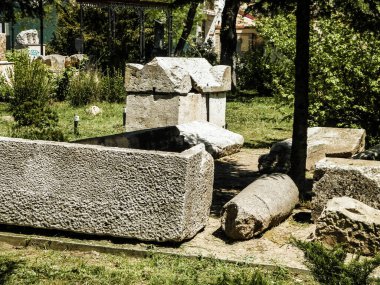 Romanya 'nın Köstence kentindeki parktaki antik kalıntılar. Tarih ve mimari kavramı.