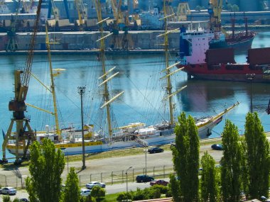 Romanya 'nın Köstence kentinde bir liman manzarası. Yelkencilik konsepti.