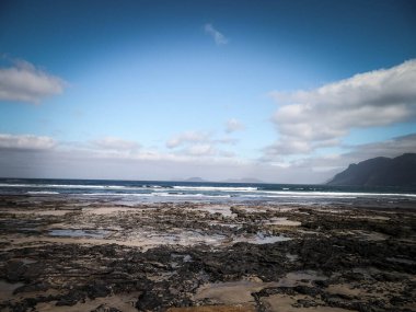 Puerto del Carmen, Lanzarote, Kanarya Adaları 'nda palmiye ağaçları gün batımı. Seyahat ve doğa kavramı.