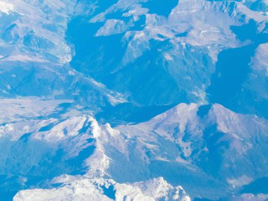 Alpler, uçağın penceresinden dağların manzarası. Toprak bükme ve doğa kavramı.