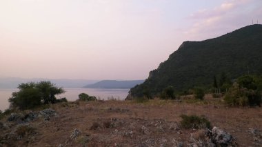 Ochrid Gölü 'nün üzerinde güzel bir gün batımı. Makedonya. Seyahat ve doğa kavramı.