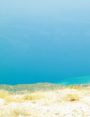 Makedonya 'nın Galicica Ulusal Parkı' ndaki dağların zirvesine bakın. Galiçya, Ochrid ve Prespa Gölü arasındaki Ulusal Park 'tır. Makedonya 'da off-road, Balkan doğası ve keşif kavramı. Boşluğu kopyala.