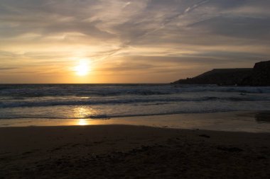 Golden Bay Malta 'da muhteşem bir gün batımı. Güneşli günün sonu.