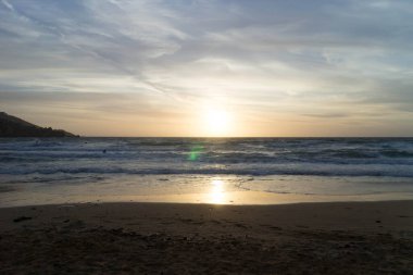 Golden Bay Malta 'da muhteşem bir gün batımı. Güneşli günün sonu.