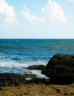 Akdeniz kıyısındaki kayalar. Kıbrıs Adası. Güneşli bir gün.