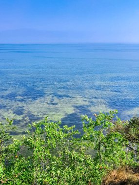 Baltık Denizi 'nin Güzelliği. Kristal su. Kuzey Polonya. Puck Bay 'de. Boşluğu mavi gökyüzünde kopyala.