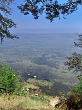 Baltık Denizi 'nin Güzelliği. Kristal su. Kuzey Polonya. Puck Bay 'de. Boşluğu mavi gökyüzünde kopyala.