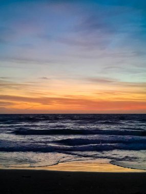 Golden Bay Malta 'da inanılmaz bir gün batımı. Güneşli günün sonu.