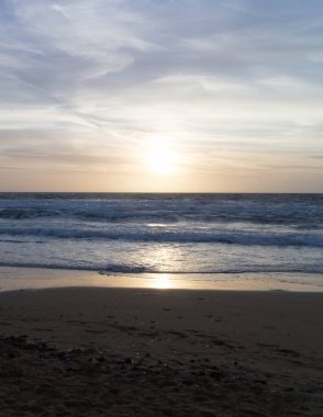 Golden Bay Malta 'da muhteşem bir gün batımı. Güneşli günün sonu.