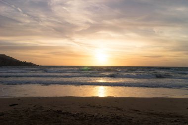 Golden Bay Malta 'da muhteşem bir gün batımı. Güneşli günün sonu.