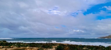 Saint Paul Körfezi 'nde fırtına havası var. Her mevsim Malta. Akdeniz 'de fırtına.