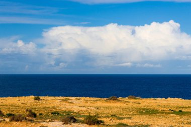 Malta 'daki kayalıklar. Marfa Yarımadası adanın kuzeyinde yer almaktadır..