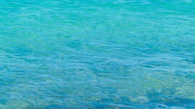 Tyrrenian denizinin şeffaf, turkuaz sularının doğal arka planı. Boşluğu kopyala.