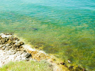 Karadeniz 'in kıyısındaki uçurumdan bak. Karadeniz 'in güzel şeffaf suyu, keşif ve doğa konsepti, Romanya ve Dobrogea bölgesi.
