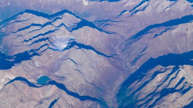 Alpler, uçağın penceresinden dağların manzarası. Toprak bükme ve doğa kavramı.