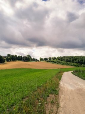 Kashubia Polonya 'da bulutlu bir gün. Bulutlar tepelerin üzerinde toplanıyor. Fırtına geliyormuş. Kuzey Polonya 'nın güzelliği. Pomerania Kashubia Wiezyca Bölgesi.