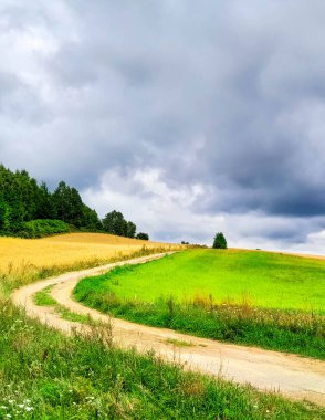 Kashubia Polonya 'da bulutlu bir gün. Bulutlar tepelerin üzerinde toplanıyor. Fırtına geliyormuş. Kuzey Polonya 'nın güzelliği. Pomerania Kashubia Wiezyca Bölgesi.