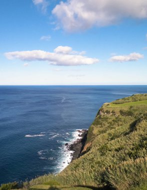 Sao Miguel 'in sahil kayalıkları, Azores adaları. Doğanın güzelliği, boşluğu mavi gökyüzünde kopyala.