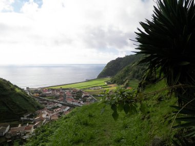 Azores, Sao Miguel adasındaki Faial Da Terra küçük köyünün güzel manzarası. Seyahat ve doğa kavramı.