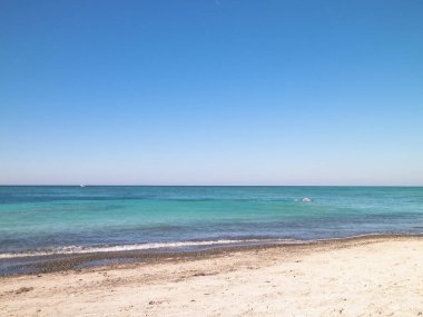 Vada 'daki kumsal, şeffaf, turkuaz su ve beyaz kum. Seyahat ve doğa kavramı.