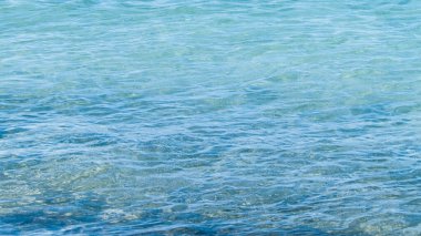 Tyrrenian denizinin şeffaf, turkuaz sularının doğal arka planı. Boşluğu kopyala.