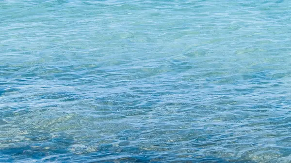 Tyrrenian denizinin şeffaf, turkuaz sularının doğal arka planı. Boşluğu kopyala.