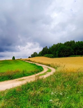 Kashubia Polonya 'da bulutlu bir gün. Bulutlar tepelerin üzerinde toplanıyor. Fırtına geliyormuş. Kuzey Polonya 'nın güzelliği. Pomerania Kashubia Wiezyca Bölgesi.