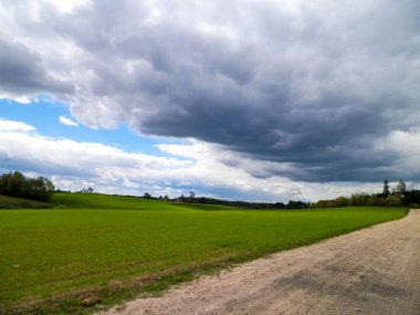 Kashubia bölgesindeki yeşil alanlar, Kuzey Polonya. Bulutlu bir gün, seyahat ve doğa konsepti.