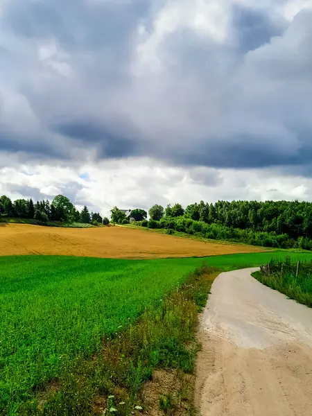 Kashubia Polonya 'da bulutlu bir gün. Bulutlar tepelerin üzerinde toplanıyor. Fırtına geliyormuş. Kuzey Polonya 'nın güzelliği. Pomerania Kashubia Wiezyca Bölgesi.