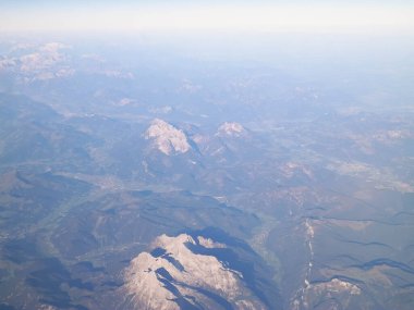 Alpler, uçağın penceresinden dağların manzarası. Toprak bükme ve doğa kavramı.