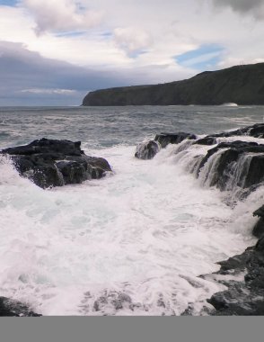 Dalgalar kayalara çarpıyor. Sao Miguel 'de rüzgarlı bir hava var, Azores. Piscinas Naturais Caneiros Doğal Parkı.