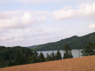 Wiezyca 'daki Ostrzyckie Gölü. Kuzey Polonya 'daki Kashubia Bölgesi yaz ve kış aylarında çok popüler bir turizm merkezidir..