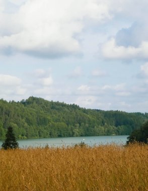Wiezyca 'daki Ostrzyckie Gölü. Kuzey Polonya 'daki Kashubia Bölgesi yaz ve kış aylarında çok popüler bir turizm merkezidir..