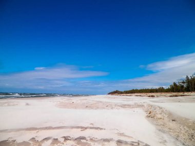 Polonya, Stilo 'daki kumsal. Baltık Denizi kıyısı. Boşluğu mavi gökyüzünde kopyala.
