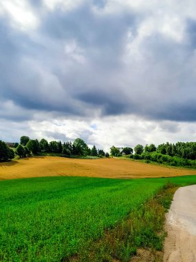 Kashubia Polonya 'da bulutlu bir gün. Bulutlar tepelerin üzerinde toplanıyor. Fırtına geliyormuş. Kuzey Polonya 'nın güzelliği. Pomerania Kashubia Wiezyca Bölgesi.